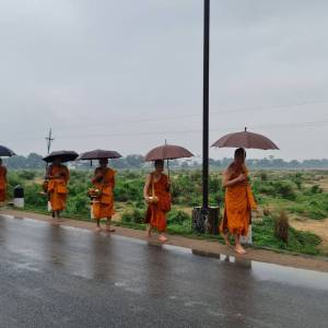 คณะสงฆ์เตรียมพระธรรมทูตจิตอาสาแดนพุทธภูมิ บิณฑบาตรวันแรก
